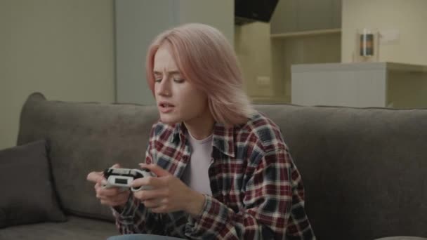 Έξοδος Από Γυναίκα Που Παίζει Βιντεοπαιχνίδι Κρατώντας Χειριστήριο 20Άρα Γυναίκα — Αρχείο Βίντεο