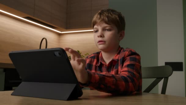 在家里 一个勤勤恳恳的男生用平板电脑进行教育活动和探索 专注于学习 — 图库视频影像