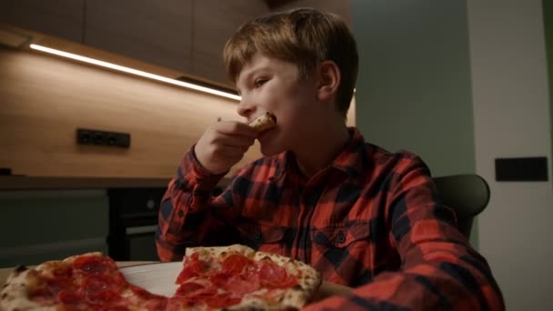 Medida Que Indulgência Encontra Tecnologia Uma Criança Saboreia Pizza Enquanto — Vídeo de Stock