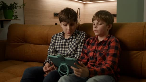 Sourozenci Sdílejí Zvláštní Okamžik Jak Bratr Učí Svého Bratra Autismu — Stock video