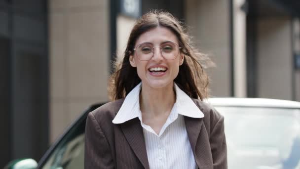 Opanowaniem Uśmiechnięta Bizneswoman Dostarcza Wiadomość Stojąc Przy Samochodzie Uosabiając Profesjonalne — Wideo stockowe