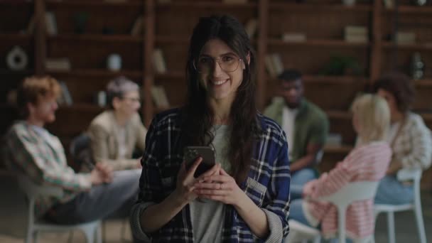 Μια Χαμογελαστή Νεαρή Γυναίκα Εμφανίζει Ένα Smartphone Μια Πράσινη Οθόνη — Αρχείο Βίντεο