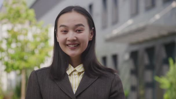Een Vrolijke Jonge Zakenvrouw Professionele Kleding Glimlacht Een Stedelijke Binnenplaats — Stockvideo
