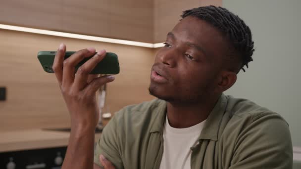Egy Fókuszált Ember Beszél Egy Hangasszisztenssel Okostelefonján Egy Modern Konyhai — Stock videók