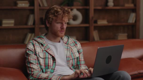 Ecstatic Man Met Laptop Bank Het Verhogen Van Vuist Triomf — Stockvideo