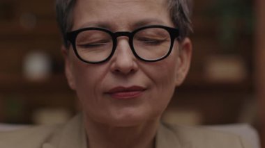 Kapalı gözlü bir terapistin yakın çekimi..