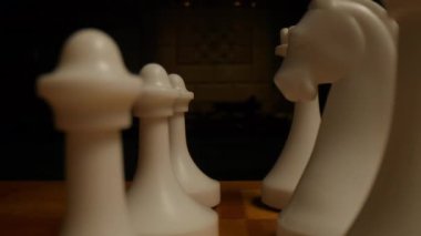 Bir el, satranç tahtasındaki bir piyonu manevra yaptırır.