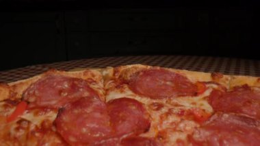 Biberli pizza diliminin yakın plan bir resmi..
