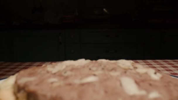 Рука Завершує Стек Класичного Бургер Тарілці — стокове відео