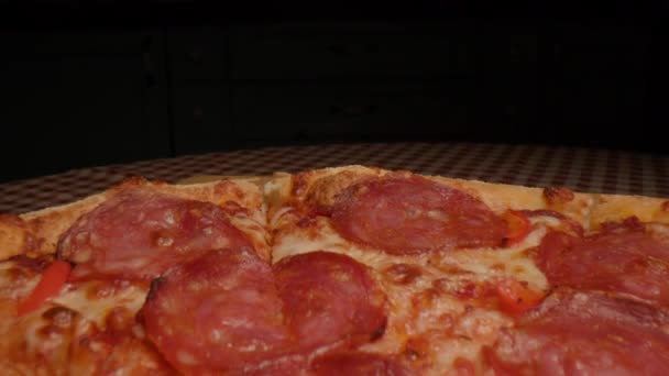 Een Voorgrond Dolly Shot Van Een Pepperoni Pizza Plak — Stockvideo