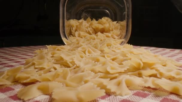 Pasta Bowtie Derramada Mantel Cuadros — Vídeos de Stock