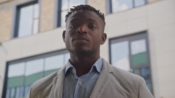 Jeune Homme Confiant Tenue Décontractée Intelligente Tient Extérieur — Video