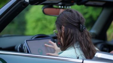 Arabadaki kadın tablet GPS ile etkileşime geçiyor