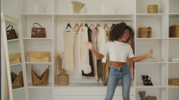 Junge Frau Tanzt Fröhlich Ihrem Modernen Kleiderschrank — Stockvideo