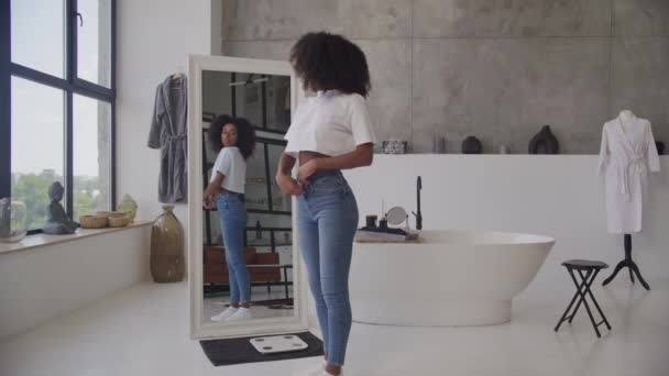 Kvinna Beundrar Sin Figur Spegeln Efter Viktminskning — Stockvideo