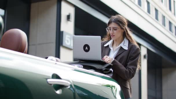 Femeie Profesionistă Care Folosește Laptopul Lângă Mașina Lux — Videoclip de stoc