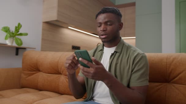Bir Adam Telefonuna Bakarken Stresli Görünüyor — Stok video