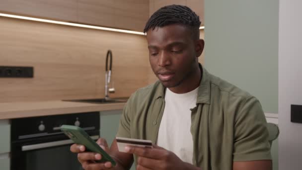 Homme Souriant Tenant Une Carte Crédit Smartphone Dans Une Cuisine — Video