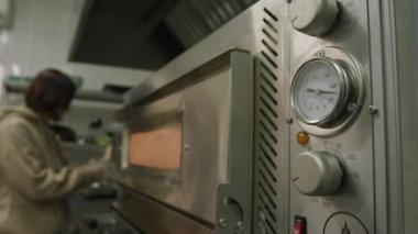 Kadın bez parçasıyla ticari fırını siliyor. Yüksek kalite 4k görüntü