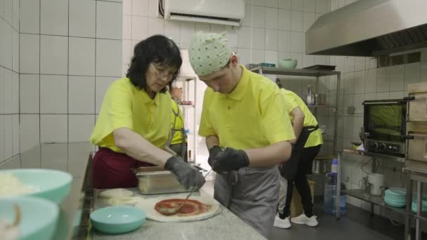 Různorodé Skupinové Učení Dělat Pizzu Podpůrném Kuchyňském Prostředí Vysoce Kvalitní — Stock video