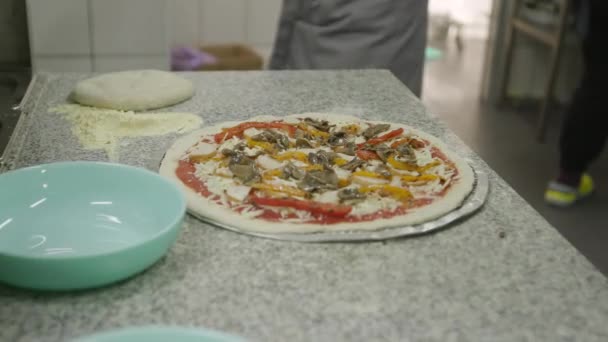 Крупный План Пиццы Украшенной Различными Начинками Готовой Выпечке — стоковое видео