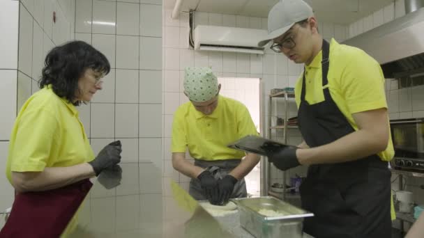 Różnorodna Grupa Ucząca Się Robić Pizzę Sprzyjającym Środowisku Kuchennym — Wideo stockowe