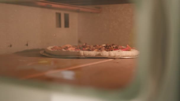 Nahaufnahme Einer Gourmet Pizza Die Professionellen Backofen Gebacken Wird — Stockvideo