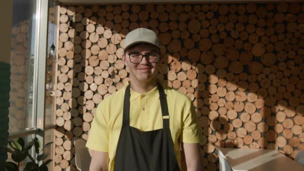 Radiando Positividade Trabalhador Café Com Neurodiversidade Oferece Sorriso Quente Celebrar — Vídeo de Stock