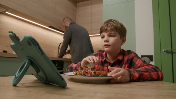 Mladý Chlapec Vzhlíží Jídla Jak Rodič Odstraňuje Tablet — Stock video