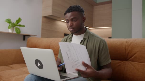 Концентрированный Молодой Человек Бумажной Работой Ноутбуком — стоковое видео