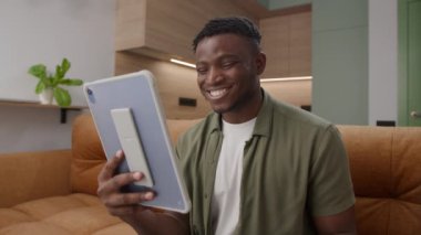 Neşeli bir adamın tablette görüntülü konuşması, anlamlı ve neşeli.