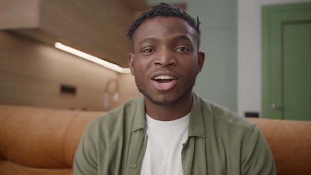 Kameraya Bakan Ağzı Açık Bir Gülümseme Ile Siyahi Adam Şaşkınlığını — Stok video