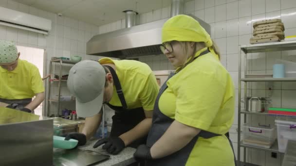 Różnorodna Grupa Ucząca Się Robić Pizzę Sprzyjającym Środowisku Kuchennym — Wideo stockowe