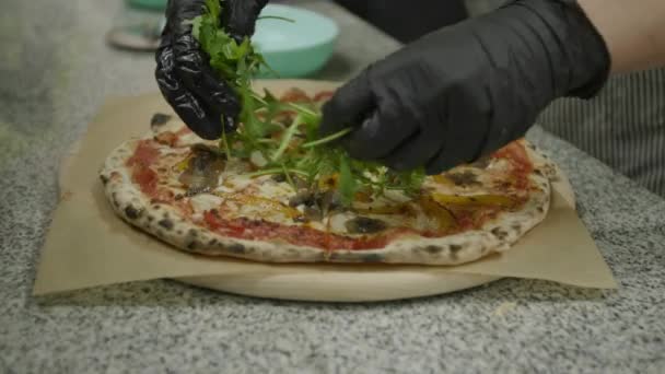 Kockar Händer Garnering Pizza Med Ruccola — Stockvideo
