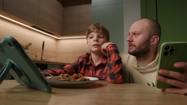 Ebéd Közben Egy Apa Fia Kötődnek Kütyükhöz Zökkenőmentesen Ötvözik Technológiát — Stock videók