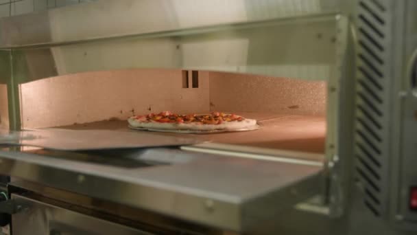 Свежеиспечённая Пицца Скользит Высокой Температуре Профессиональной Кухонной Печи — стоковое видео
