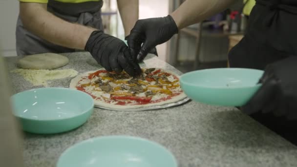Tangan Menggoreng Pizza Dengan Bahan Segar Stok Rekaman