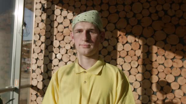 Inclusieve Cafe Cultuur Schittert Als Een Mannelijke Werknemer Met Neurodiversiteit — Stockvideo