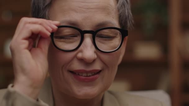 Retrato Mulher Madura Tira Óculos Sorrindo Olhando Para Câmera — Vídeo de Stock
