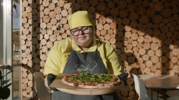 Szindrómás Kávéházi Dolgozó Melegen Mutatja Pizzát Ünnepli Befogadást Kulináris Örömöt — Stock videók