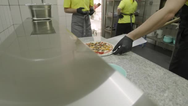 Szakmai Pizza Előkészítés Konyhában Stock Videó