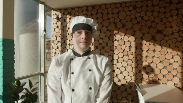 Chef Encantador Comparte Calidez Con Una Sonrisa Radiante Invitándote Mundo — Vídeo de stock