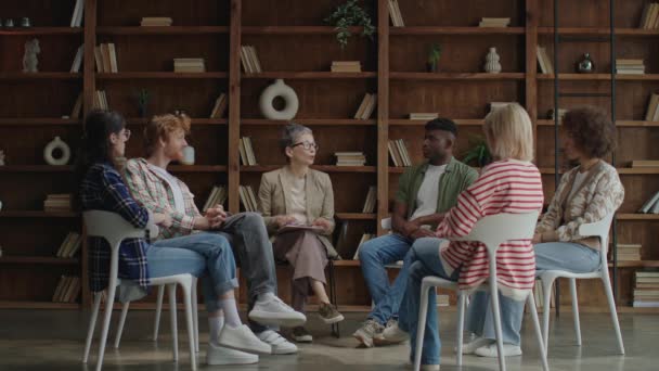 Unis Dans Guérison Six Personnes Réunissent Cercle Pour Une Séance — Video