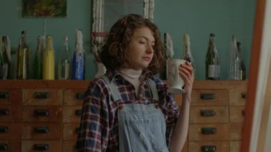 Düşünceli bir ressam, sanat stüdyosundaki çalışmalarını yansıtan şaheserini yaratmaya derinden dalmıştır.