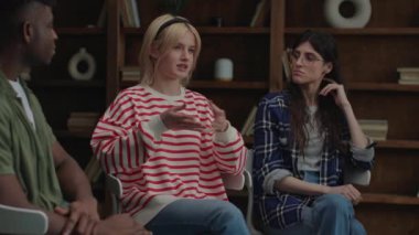 Diğerlerinin dinlediği bir grup seansında kadın hikayesini paylaşıyor.