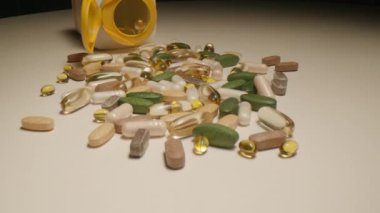 İlaçlar, ilaçlar ve ilaçlar masanın üstünde, bebek iğnesi. 4K