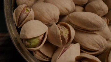 Bir kutu fındık konservesinin yanına serpiştirilmiş tuzlu şam fıstığı resmi. Bu lezzetli, çıtır çıtır atıştırmalıkların dokusunu ve cazibesini yakalıyorum.