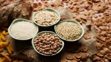 Ekmek, pirinç, kepekli gevrek, yulaf, buğday ve mısır makarnası da dahil olmak üzere çeşitli karbonhidrat zengini gıdalar. Beslenme, yemek ve sağlıklı yaşam için mükemmel.