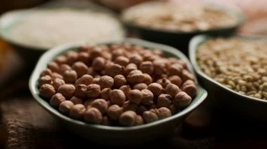 Taze nohutlarla dolu bir kasenin makro çekimi, dokusunu ve doğal rengini belirtiyor. Beslenme, sağlıklı beslenme ve bitkisel gıda içeriği için mükemmel bir görsel.