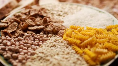 Ekmek, pirinç, kepekli gevrek, yulaf, buğday ve mısır makarnası da dahil olmak üzere çeşitli karbonhidrat zengini gıdalar. Beslenme, yemek ve sağlıklı yaşam için mükemmel.